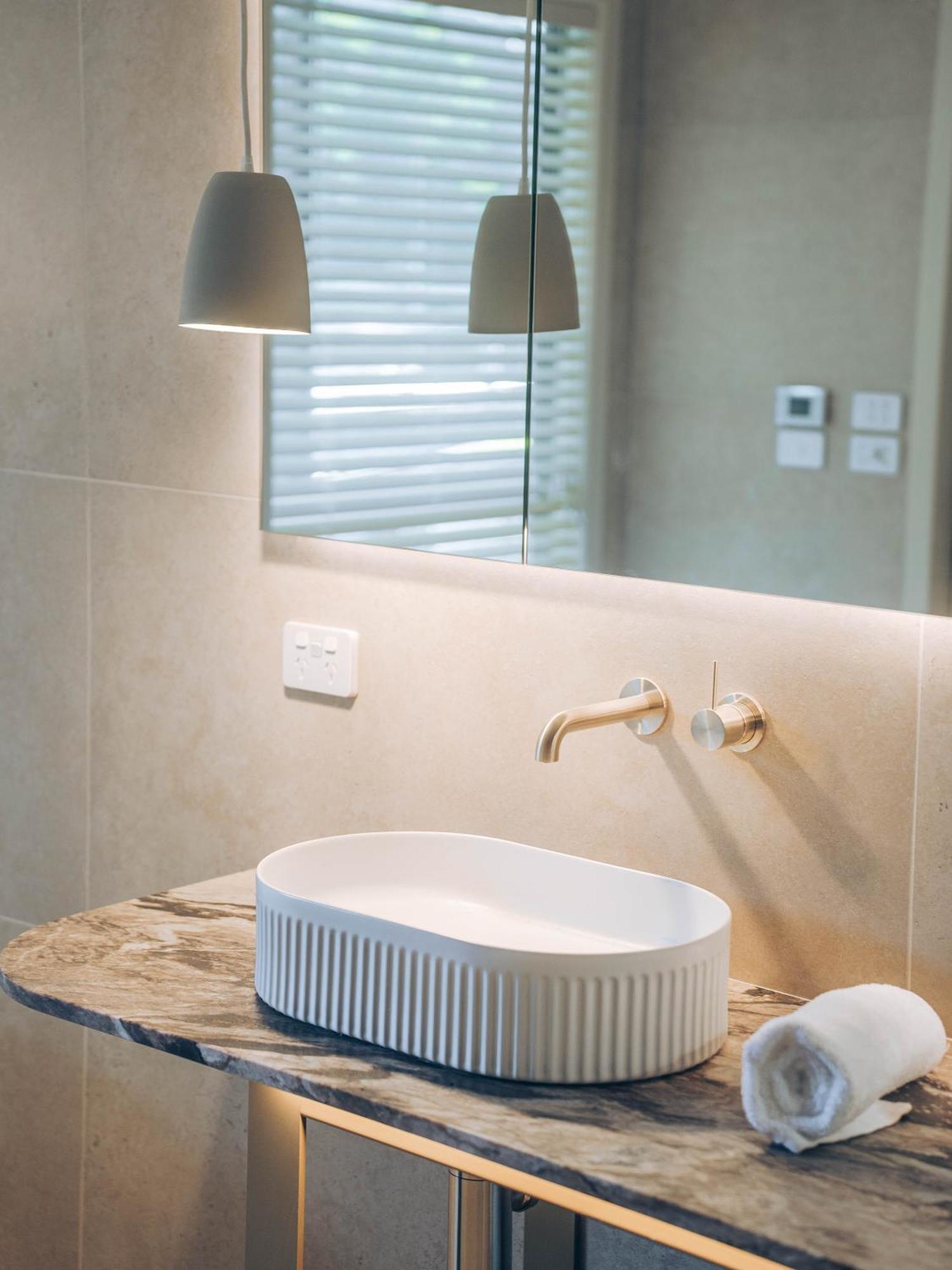 Risby Cove Boutique Hotel Strahan Bagian luar foto
