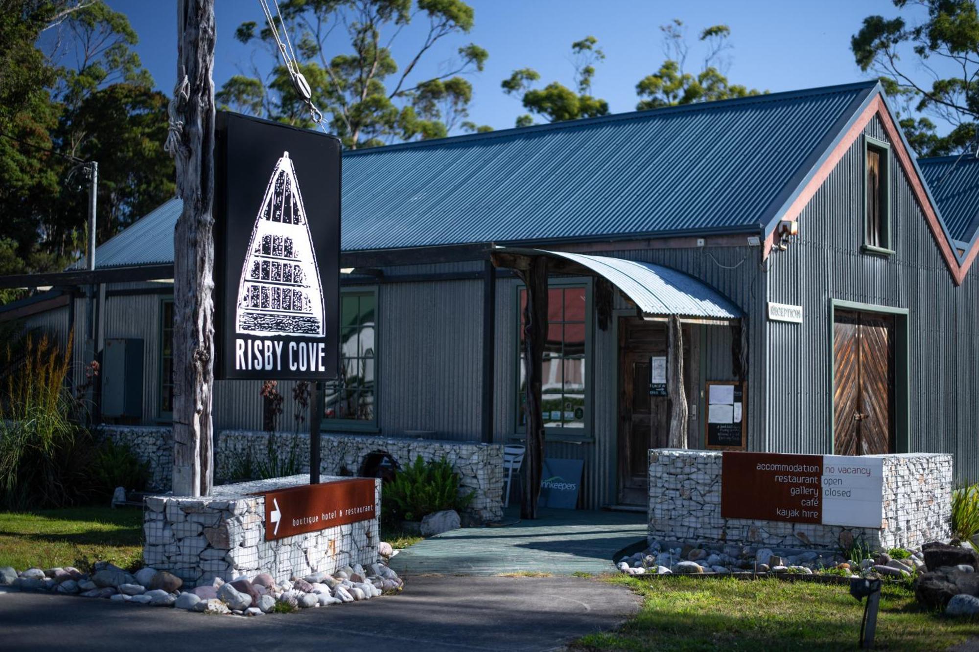 Risby Cove Boutique Hotel Strahan Bagian luar foto
