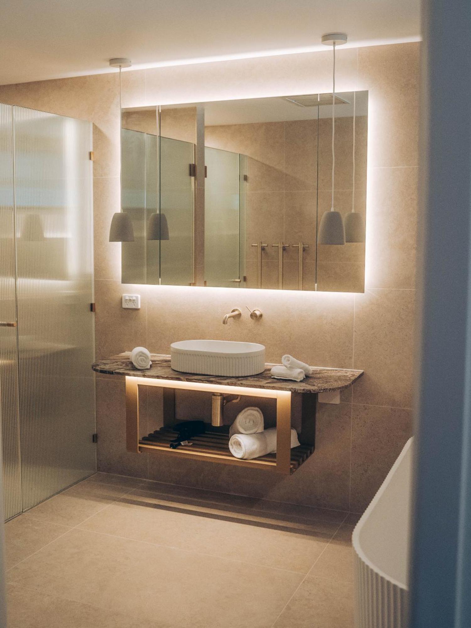 Risby Cove Boutique Hotel Strahan Bagian luar foto