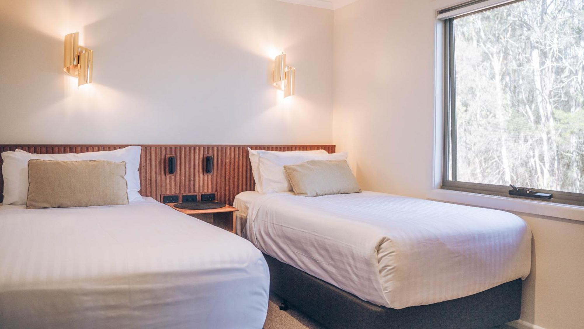 Risby Cove Boutique Hotel Strahan Bagian luar foto