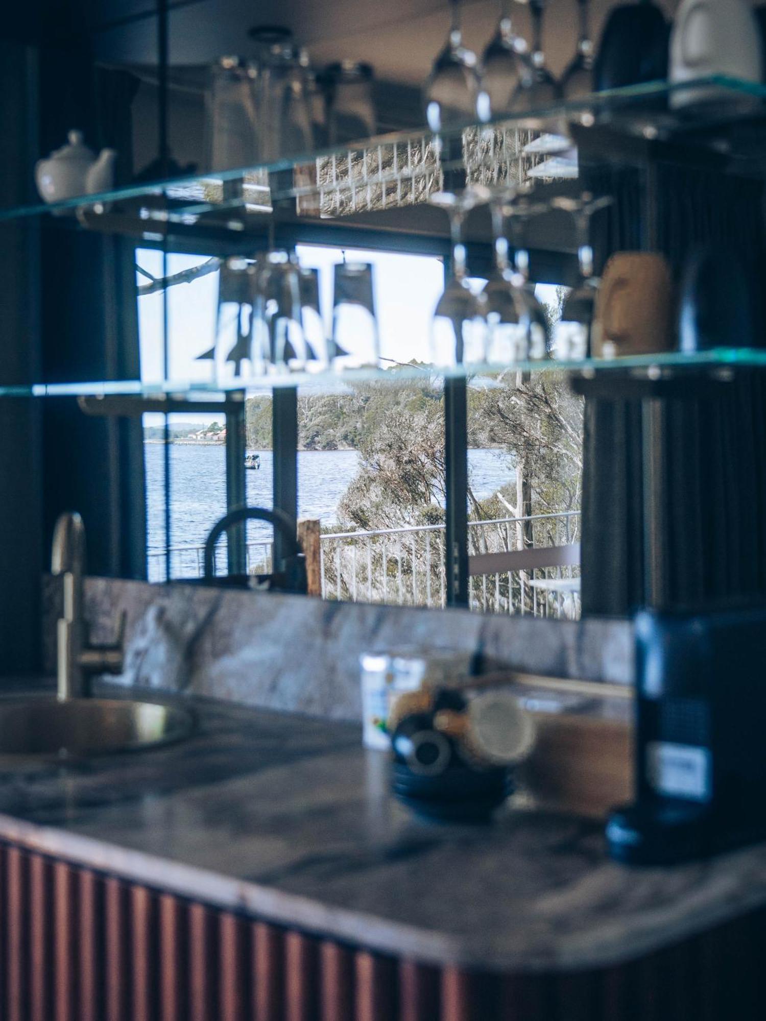 Risby Cove Boutique Hotel Strahan Bagian luar foto