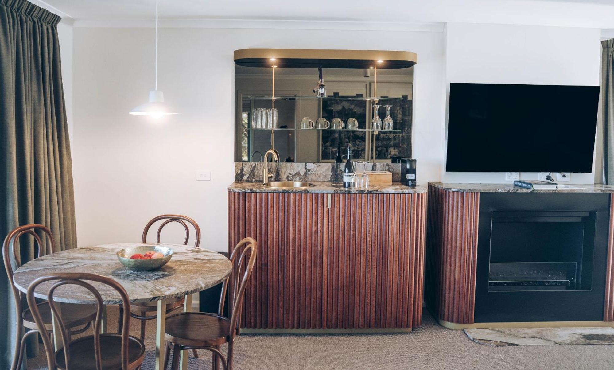 Risby Cove Boutique Hotel Strahan Bagian luar foto