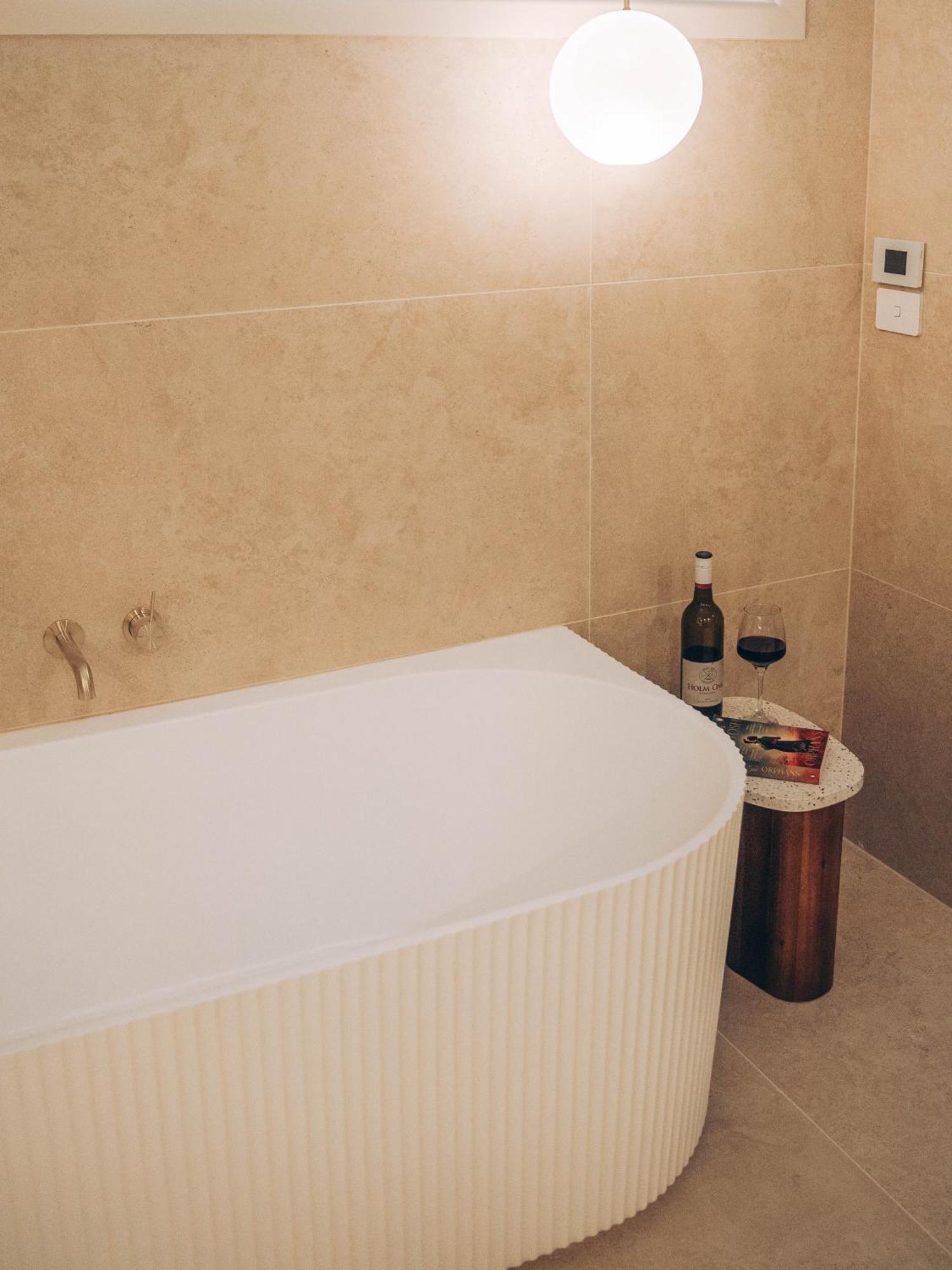 Risby Cove Boutique Hotel Strahan Bagian luar foto