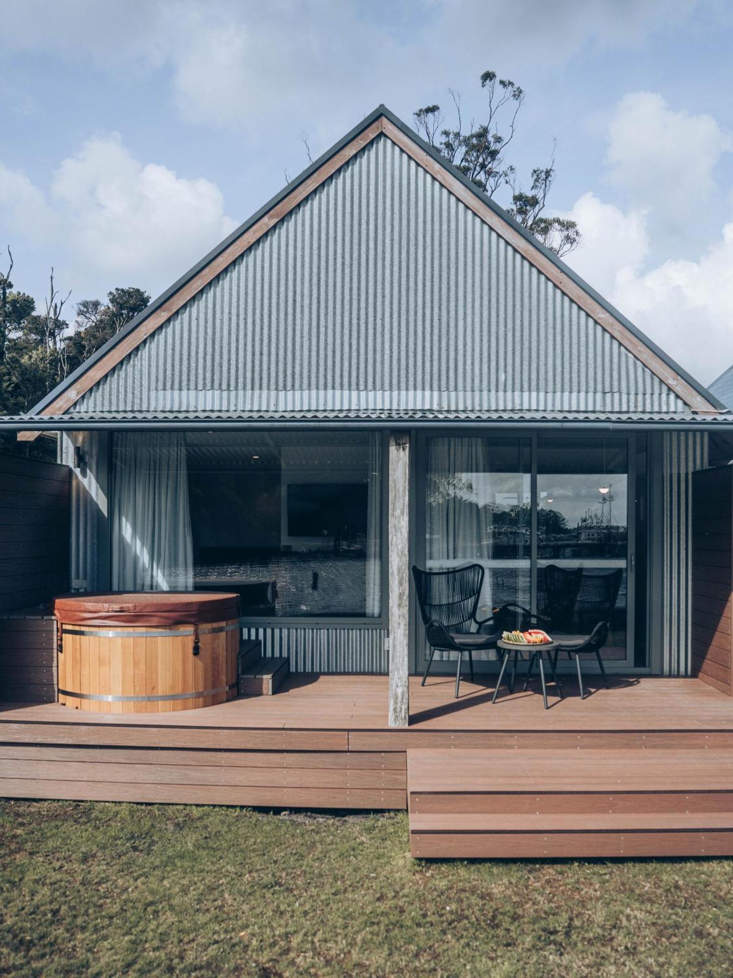 Risby Cove Boutique Hotel Strahan Bagian luar foto