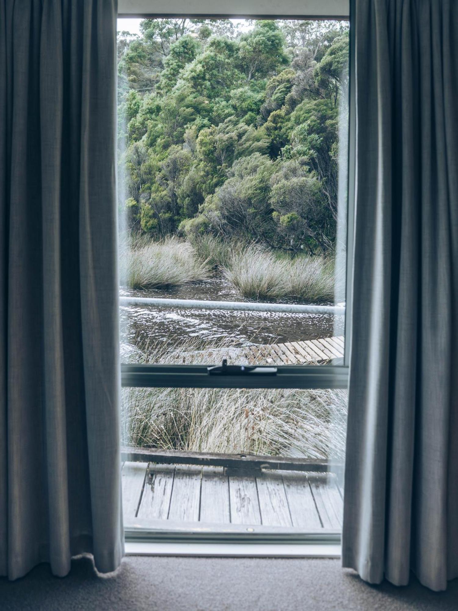 Risby Cove Boutique Hotel Strahan Bagian luar foto