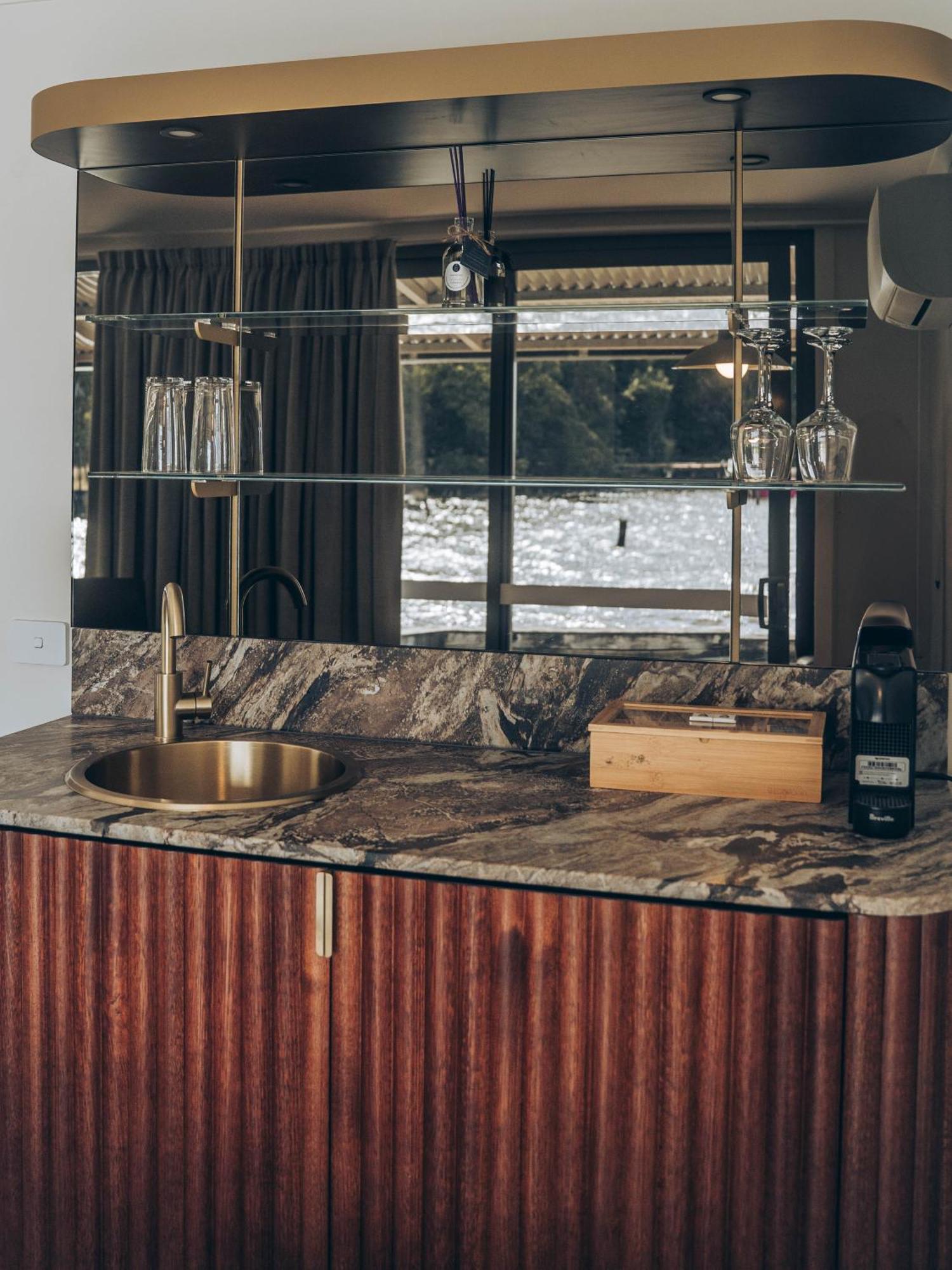 Risby Cove Boutique Hotel Strahan Bagian luar foto