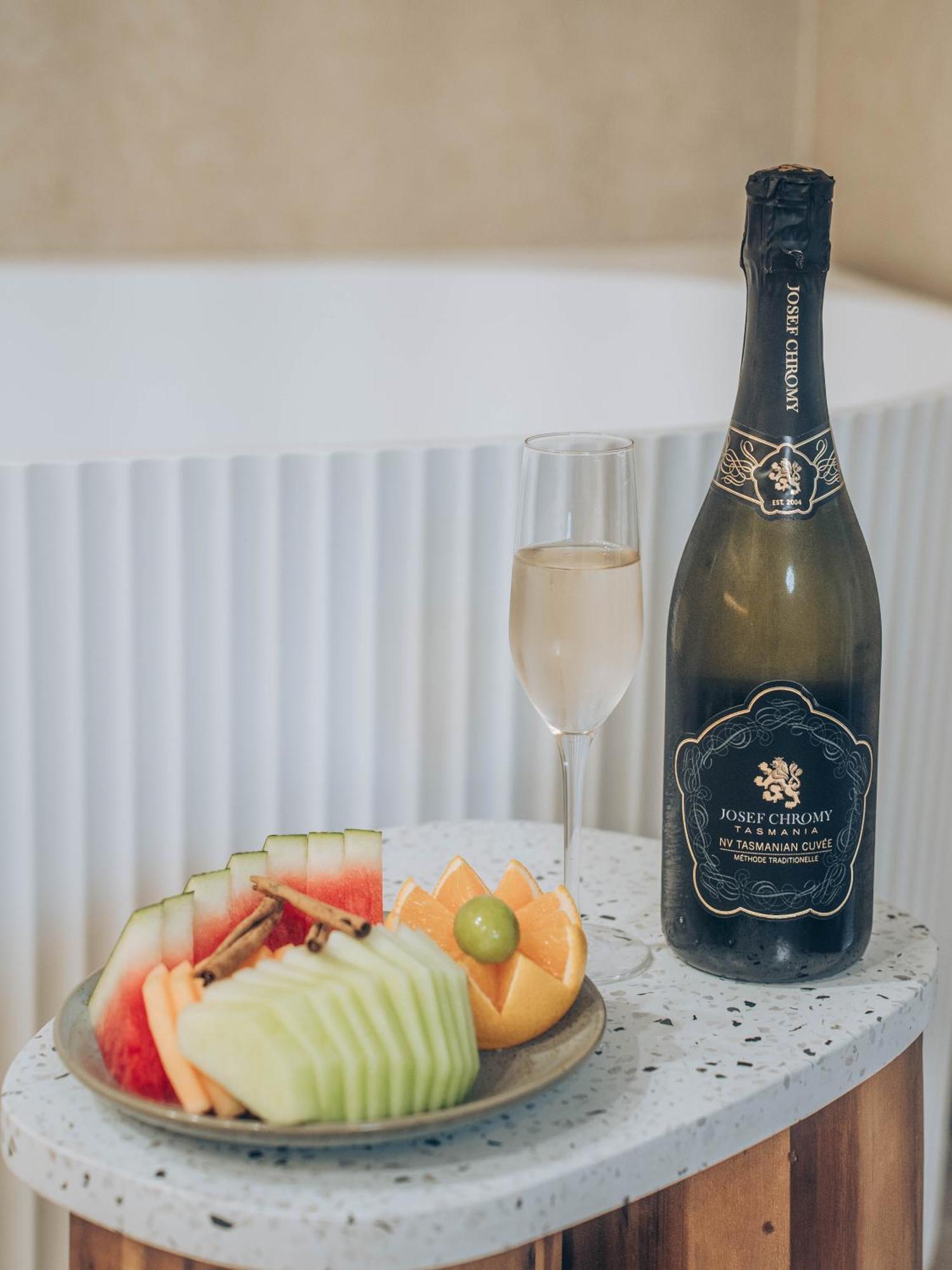 Risby Cove Boutique Hotel Strahan Bagian luar foto