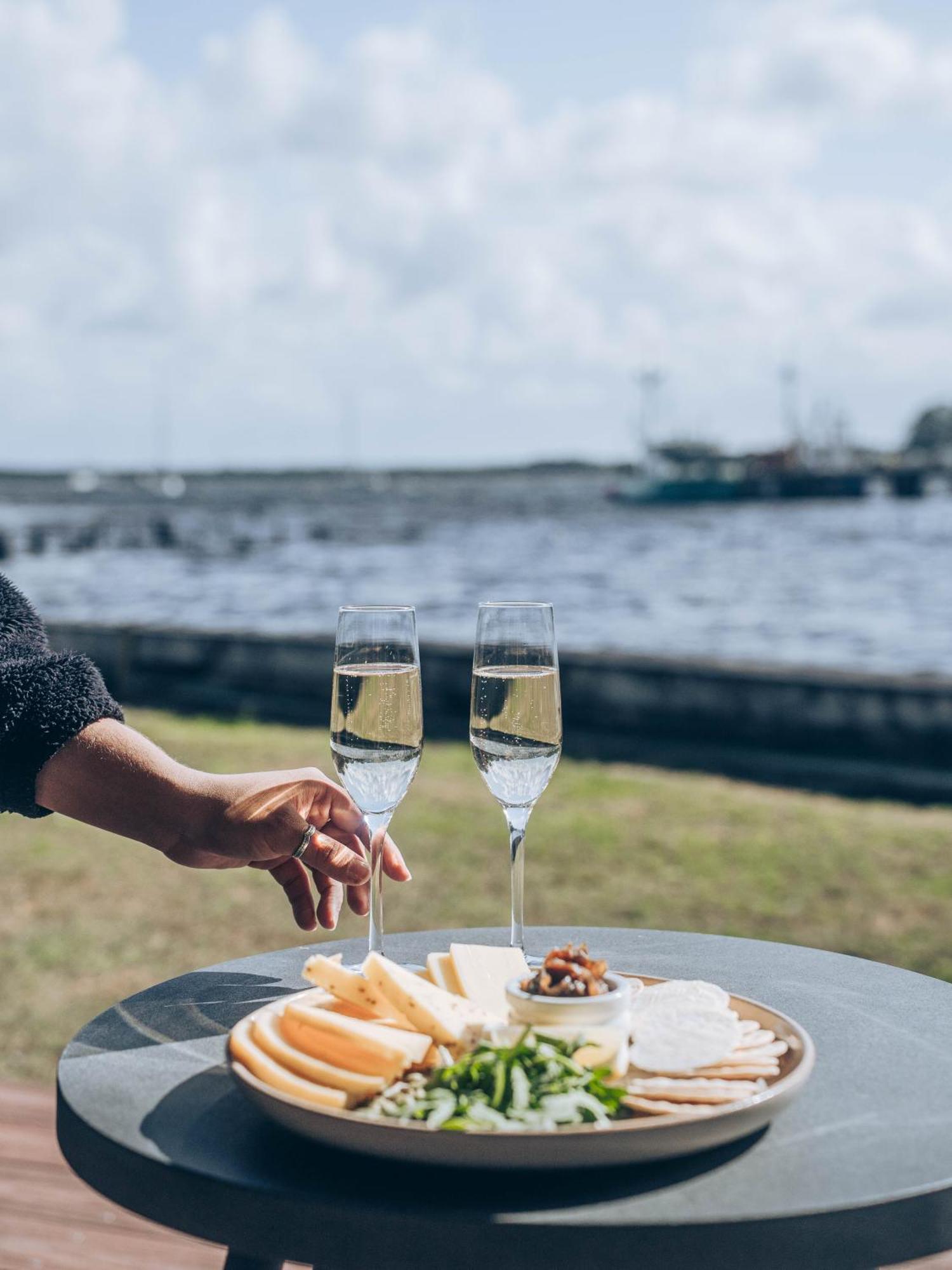Risby Cove Boutique Hotel Strahan Bagian luar foto