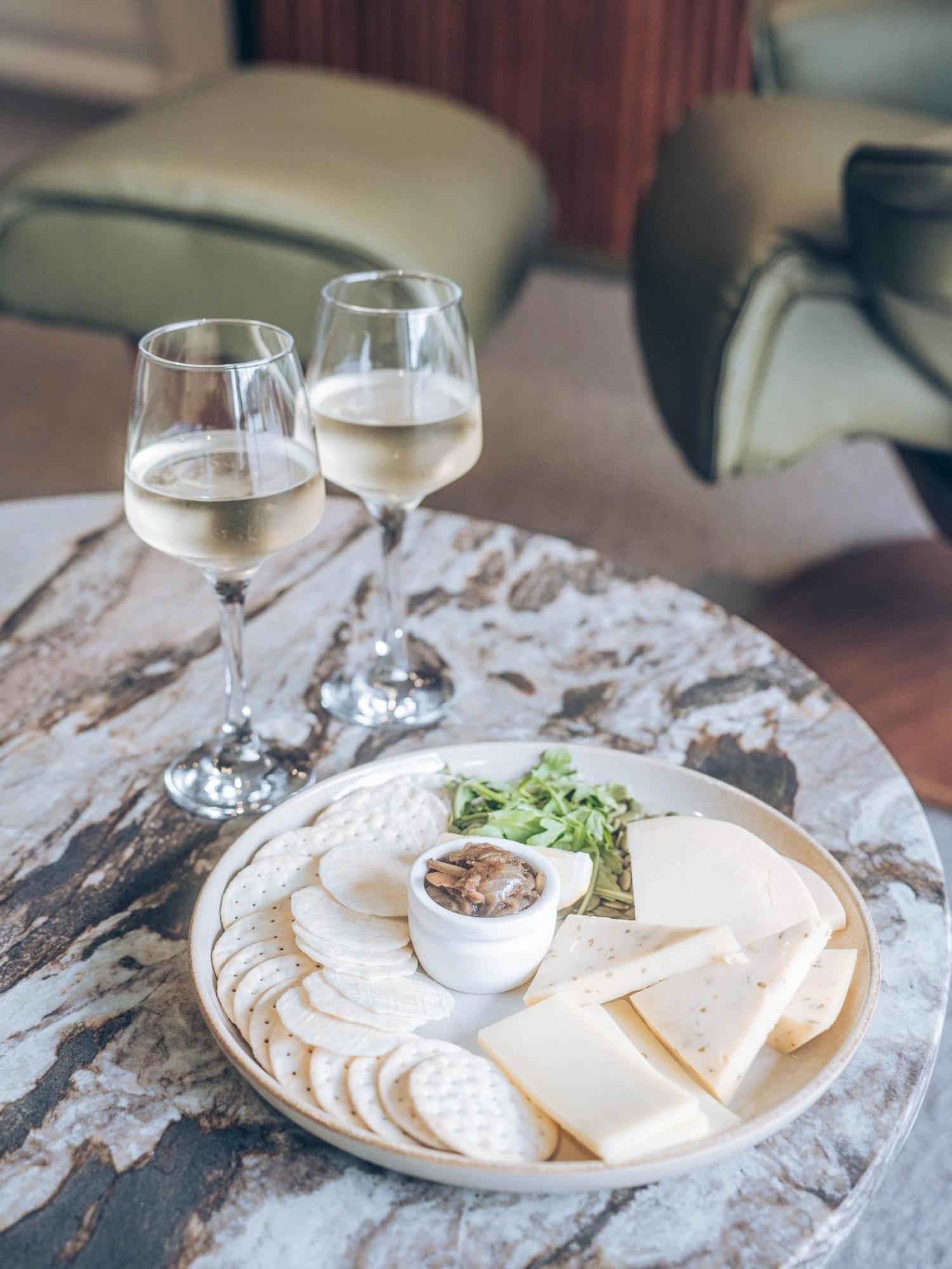 Risby Cove Boutique Hotel Strahan Bagian luar foto