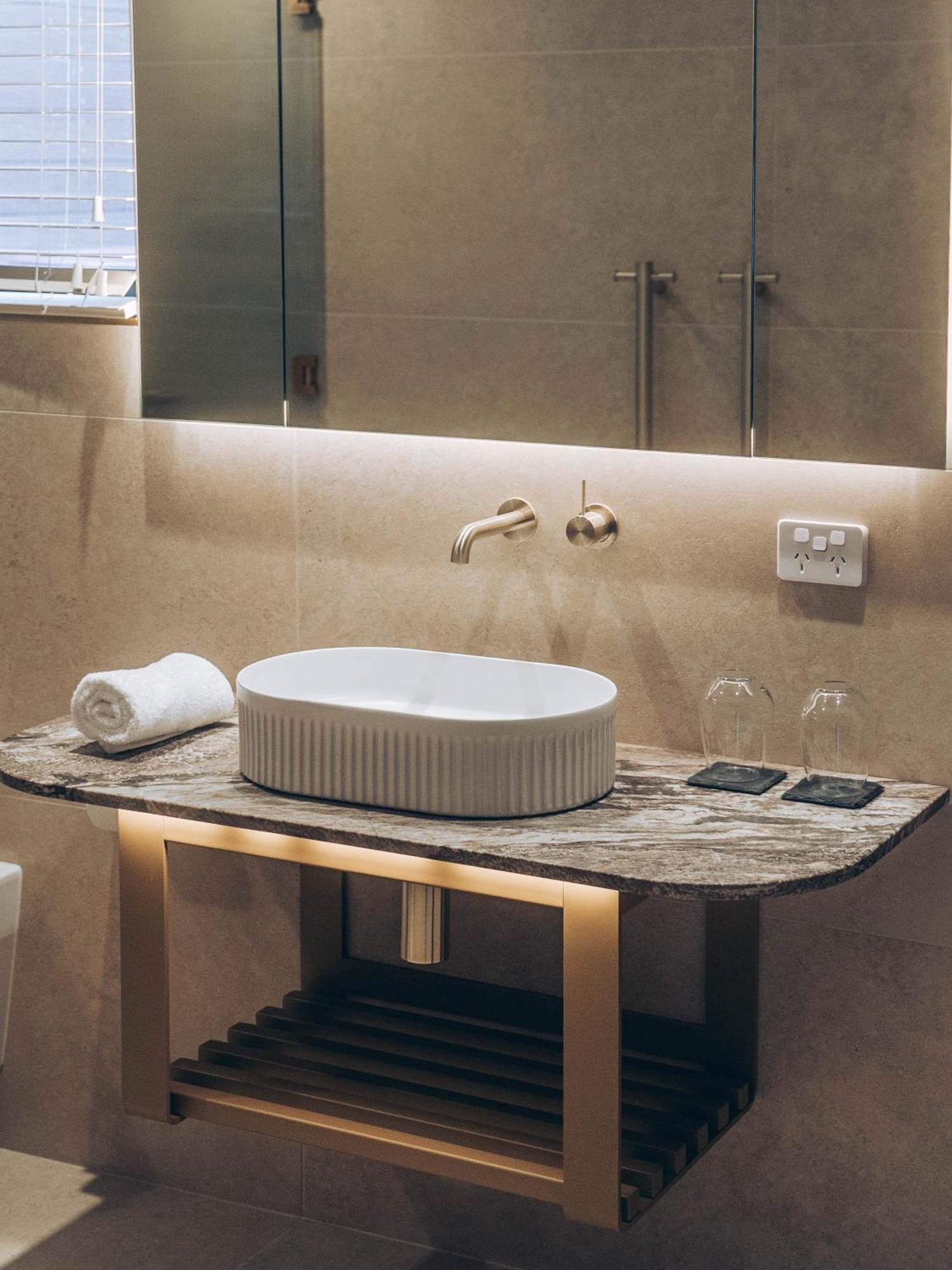 Risby Cove Boutique Hotel Strahan Bagian luar foto